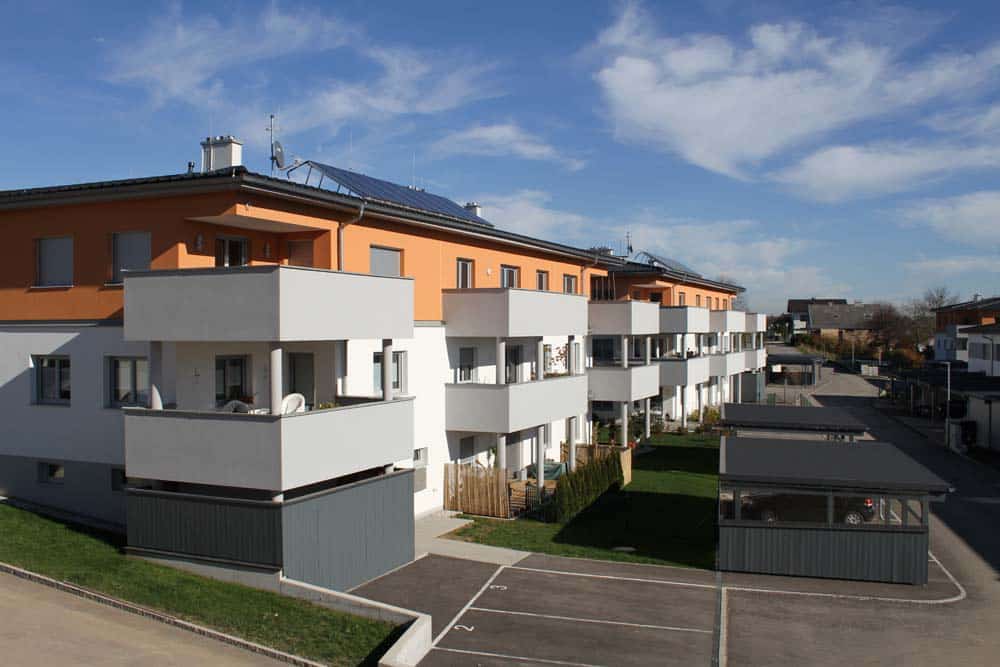Wohnhäuser mit Carports und Parkplätzen