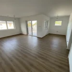 großer Wohnraum mit Parkettboden