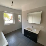 Baezimmer mit Badewanne, Dusche und moderem Waschbecken
