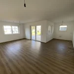 großer Wohnraum mit Parkettboden