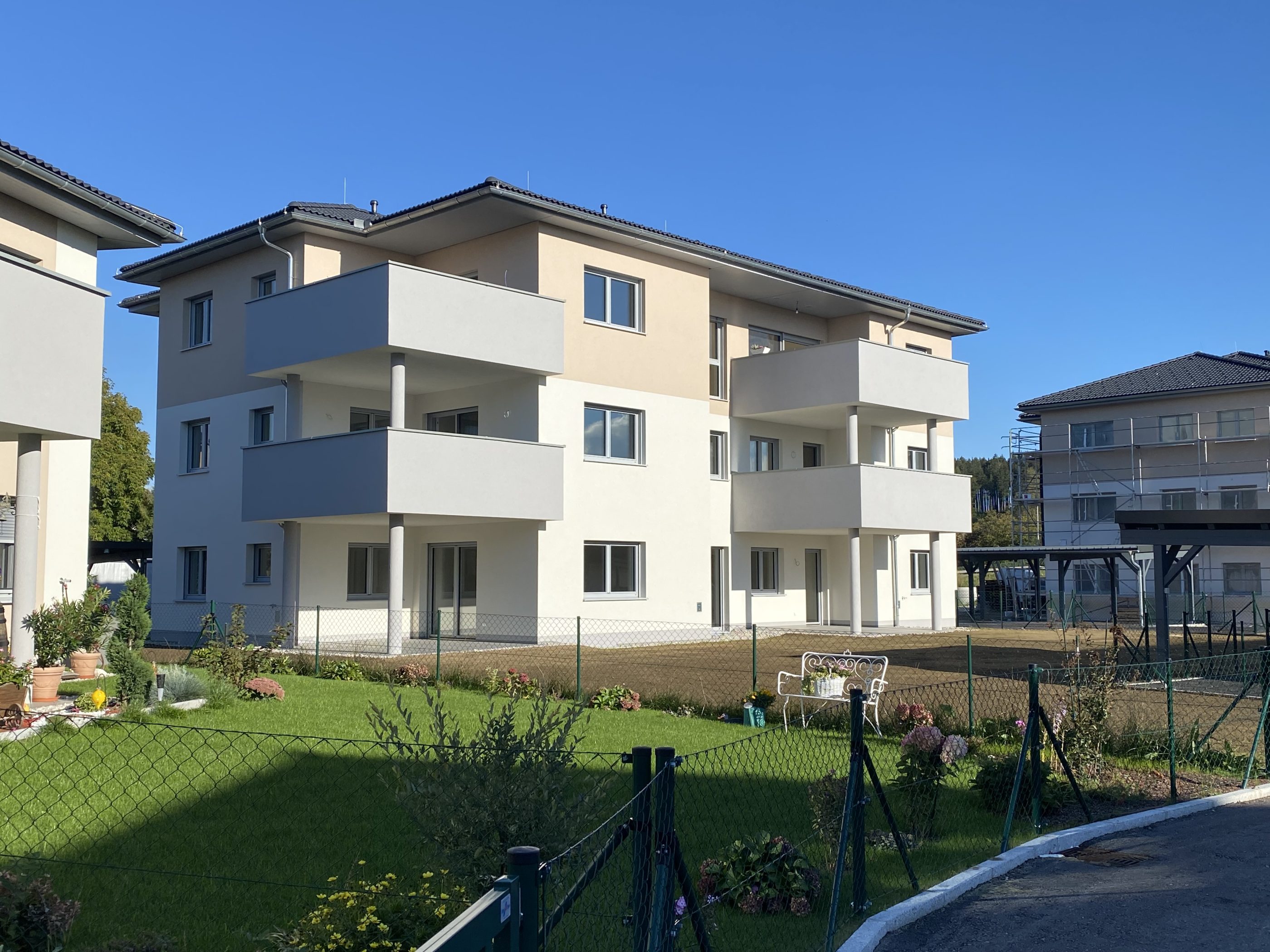 Wohnhausanlage mit Balkonen und Terrassen.