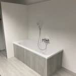Badezimmer mit Dusche und Badewanne im Schauraum