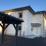 Wohnhausanlage mit Carports und barrierefreiem Zugang.