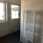 Badezimmer mit Tusche und Sprossenheizkörper