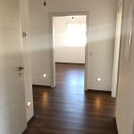 Vorraum mit integrierten Spotlichtern in der Wand nahme dem Boden