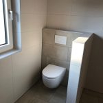 WC mit abgetrennten Bereich im Badezimmer