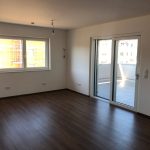 großer Wohnraum mit Parkettboden