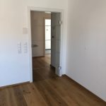 Wohnraum mit Trennung einer Glastür zu den anderen Räumen.