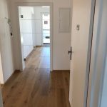 Wohnung mit Glastür im Vorraum, welche die Trennung zum weiteren Wohnbereich ist.