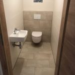 Modernes WC mit Waschbecken