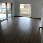 großer Wohnraum mit Parkettboden