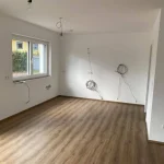 großer Wohnraum mit Parkettboden