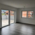 großer Wohnraum mit Parkettboden