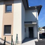 Modernes Wohnhaus mit barrierefreiem Zugang.