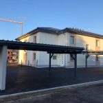 Moderne Wohnhausanlage mit Carports für die Fahrzeuge