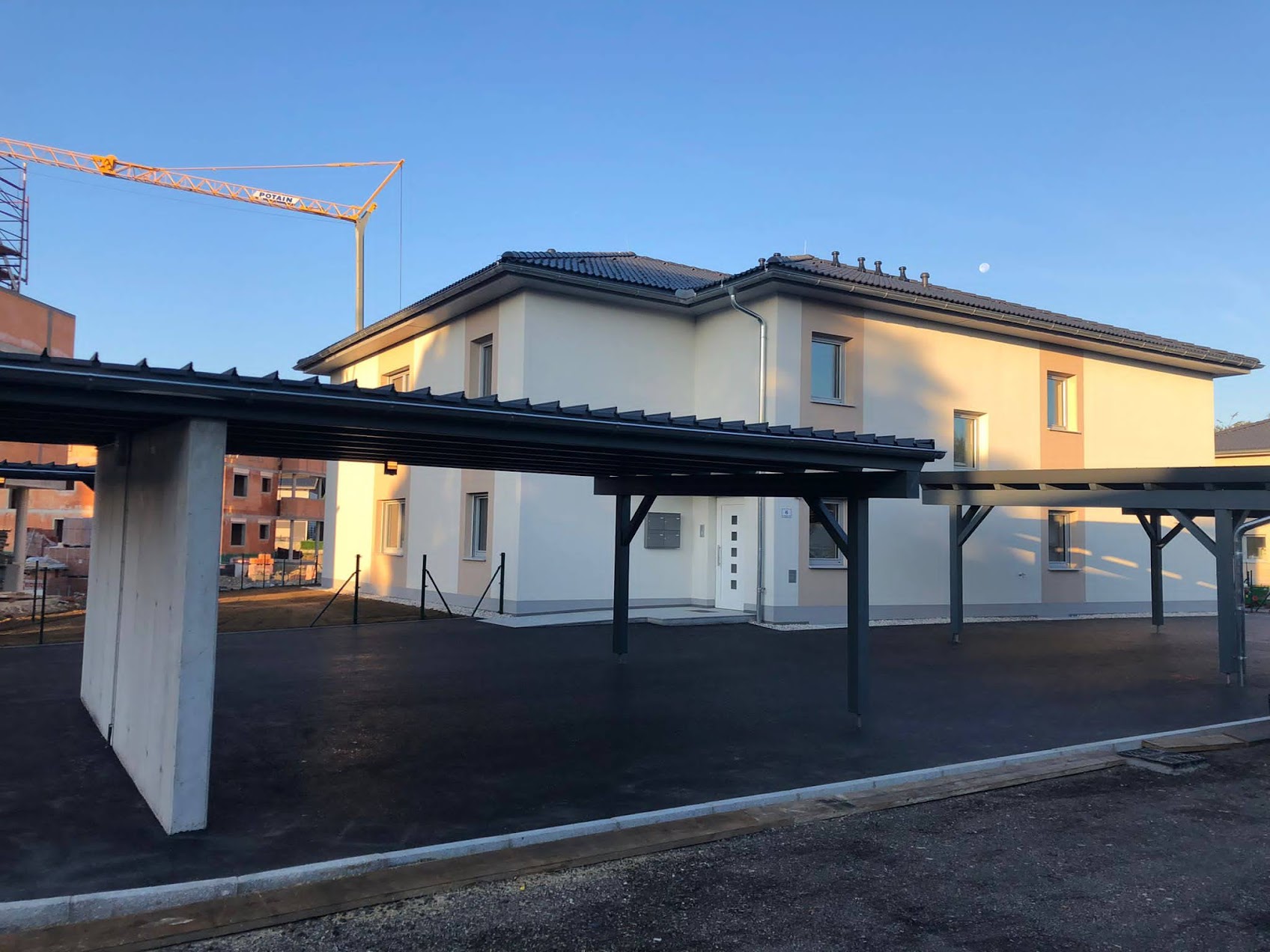 Moderne Wohnhausanlage mit Carports für die Fahrzeuge