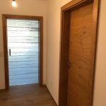 Vorraum mit Holztüren und Parketboden