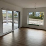 großer Wohnraum mit Parkettboden